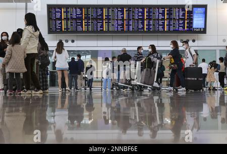 Passagiere kommen am Hong Kong International Airport, Chek Lap Kok, an. Airport Authority Hong Kong (AAHK) gab am Sonntag die Flugverkehrszahlen des Internationalen Flughafens Hongkong (HKIA) für Januar 2023 bekannt. Im Laufe des Monats erreichte der Passagierdurchsatz bei HKIA rund 2,1 Millionen US-Dollar, was einen Anstieg von etwa 28 Mal im Jahresvergleich bedeutet. 19FEB23 SCMP/Yik Yeung-man Stockfoto