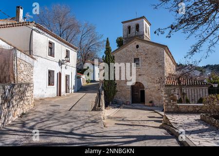 Alte katholische Steinkirche im malerischen Dorf der weißen Häuser von Olmeda de las Fuentes, Madrid. Stockfoto