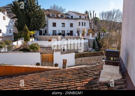 Malerische weiße Häuser mit arabischen Ziegeldächern im Touristendorf Olmeda de las Fuentes, Madrid. Stockfoto