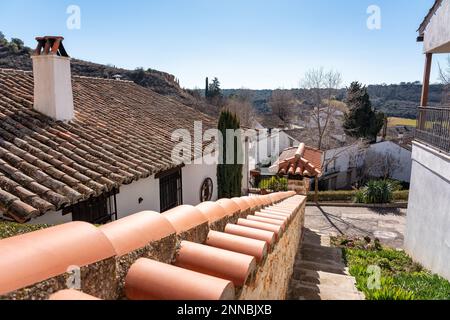 Malerische weiße Häuser mit arabischen Ziegeldächern im Touristendorf Olmeda de las Fuentes, Madrid. Stockfoto