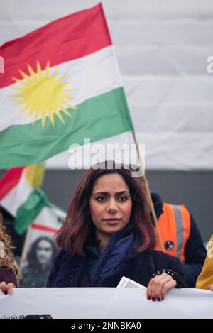 London, Großbritannien, 25. Februar 2023. Ein marsch zum Trafalgar Square, um gegen die anhaltende Gewalt des iranischen Regimes gegen das eigene Volk zu protestieren und die Revolution der Frauenfreiheit im Iran zu unterstützen. (Tennessee Jones - Alamy Live News) Stockfoto