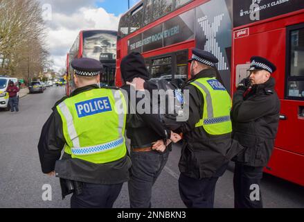 London, Großbritannien. 25. Februar 2023 Die Polizei verhafte einen LGBTQ+-Protestanten, während rechtsextreme Protestteilnehmer ein Dragqueen-Ereignis im Honor Oak Pub in Lewisham ins Visier nehmen. Riesige Menschenmassen tauchten auf, um Drag Queen That Girl zu unterstützen, die eine Geschichtenerzählveranstaltung im Pub veranstaltete, und eine Handvoll rechtsextremer Demonstranten versammelten sich in der Nähe des Veranstaltungsortes. Kredit: Vuk Valcic/Alamy Live News Stockfoto