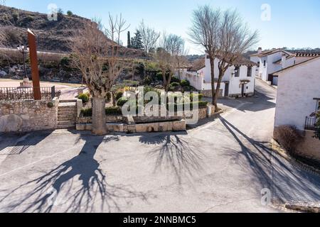 Malerische Häuser mit weiß getünchten Fassaden und engen Gassen im Dorf Olmeda de las Fuentes, Madrid. Stockfoto