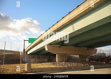 autobahnbrücken, städtische Infrastruktur, die die Autobahn zeigt Stockfoto