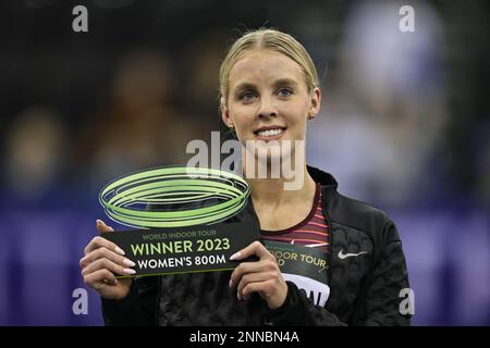 Birmingham, Großbritannien. 25. Februar 2023 Keely Hodgkinson (GBR) erhält ihre Trophäe beim Birmingham World Indoor Tour Final in der Utilita Arena, Birmingham, am Samstag, den 25. Februar 2023. (Foto: Pat Scaasi | MI News) Guthaben: MI News & Sport /Alamy Live News Stockfoto