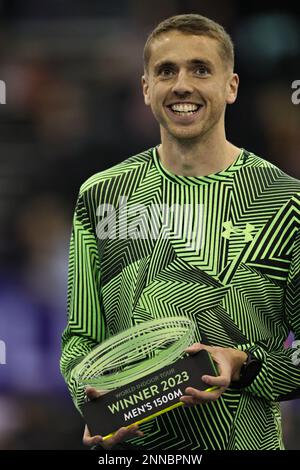 Birmingham, Großbritannien. 25. Februar 2023 Neil Gourley (GBR) erhält seine Trophäe beim Birmingham World Indoor Tour Final in der Utilita Arena, Birmingham, am Samstag, den 25. Februar 2023. (Foto: Pat Scaasi | MI News) Guthaben: MI News & Sport /Alamy Live News Stockfoto