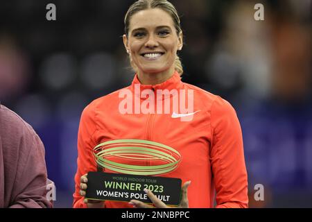 Birmingham, Großbritannien. 25. Februar 2023 Alysha Newman (CAN) erhält ihre Trophäe während des Birmingham World Indoor Tour Finales in der Utilita Arena, Birmingham, am Samstag, den 25. Februar 2023. (Foto: Pat Scaasi | MI News) Guthaben: MI News & Sport /Alamy Live News Stockfoto