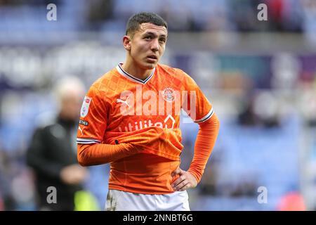 Ian Poveda #26 von Blackpool blickt nach der letzten Pfiffe während des Sky Bet Championship-Spiels Reading vs Blackpool im Select Car Leasing Stadium, Reading, Großbritannien, 25. Februar 2023 auf die Fans von Blackpool auf (Foto von Mark Cosgrove/News Images) Stockfoto