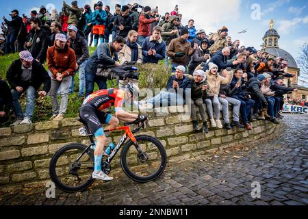 Der slowenische Matej Mohoric von Bahrain ist siegreich und wird während der 78. Ausgabe des eintägigen Radrennens Omloop Het Nieuwsblad für Männer in Aktion gezeigt, 207,3 km von Gent nach Ninove, Samstag, 25. Februar 2023. BELGA FOTO JASPER JACOBS Stockfoto