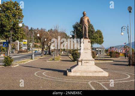 Intra, Italien - 02-05-2023: Die Statue von Cavallotti an der Promenade von Intra Stockfoto