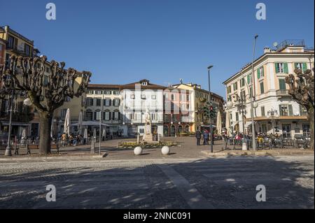 Intra, Italien - 02-05-2023: Der wunderschöne Hauptplatz von Intra Stockfoto