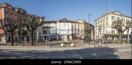 Intra, Italien - 02-05-2023: Der wunderschöne Hauptplatz von Intra Stockfoto