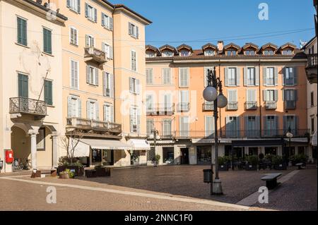 Intra, Italien - 02-05-2023: Der wunderschöne Hauptplatz von Intra Stockfoto