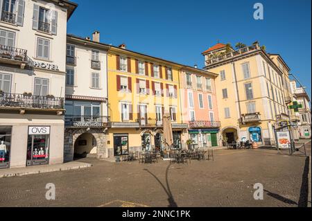 Intra, Italien - 02-05-2023: Der wunderschöne Hauptplatz von Intra Stockfoto