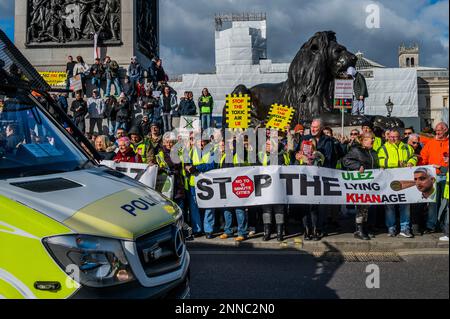 London, Großbritannien. 25. Februar 2023. A Stoppen Sie den ULEZ-Protest am Trafalgar Square. Die Demonstranten waren verärgert über die Entscheidung des Londoner Bürgermeisters Sadiq Khan, die extrem emissionsarme Zone von der Nord- und Südstraße auf die M25 Jahre auszudehnen. Kredit: Guy Bell/Alamy Live News Stockfoto