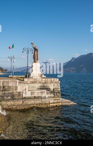 Intra, Italien - 02-05-2023: Schönes Denkmal an der Promenade von Intra Stockfoto