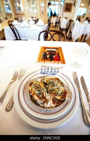 Gegrillte Austern mit Knoblauch und Parmesan, Lemon Martini, Antoines Restaurant, French Quarter New Orleans, Louisiana USA, USA Stockfoto