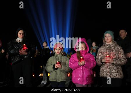 Nicht exklusiv: LEMBERG, UKRAINE - 23. FEBRUAR 2023 - Teilnehmer des Gebets für die Verteidiger, die im Kampf gegen die russischen Eindringlinge ums Leben kamen Stockfoto