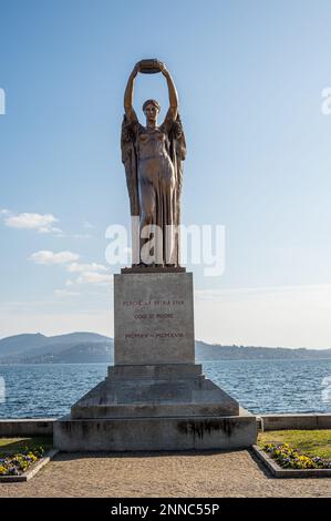 Intra, Italien - 02-05-2023: Schönes Denkmal an der Promenade von Intra Stockfoto