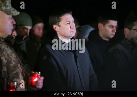 Nicht exklusiv: LEMBERG, UKRAINE - 23. FEBRUAR 2023 - Leiter der Militärverwaltung der Region Lemberg, Maksym Kozytskyi, nimmt am Gebet für den Defen Teil Stockfoto