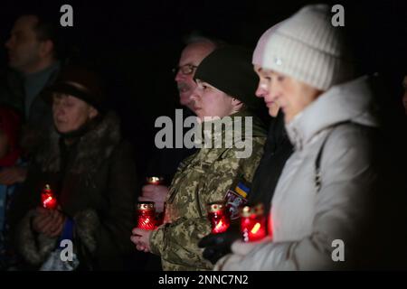 Nicht exklusiv: LEMBERG, UKRAINE - 23. FEBRUAR 2023 - Teilnehmer des Gebets für die Verteidiger, die im Kampf gegen die russischen Eindringlinge ums Leben kamen Stockfoto