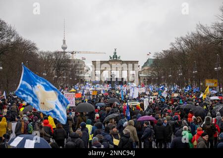 Berlin, Deutschland. 25. Februar 2023. Teilnehmer einer Demonstration für Verhandlungen mit Russland stehen vor dem Brandenburger Tor. Kredit: Christophe Gateau/dpa/Alamy Live News Stockfoto