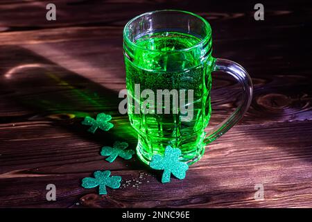 Alkoholfestival auf St. Patricks Tag. Kleeblätter, Shamrock für viel Glück am Festtag. Traditionelles köstliches Getränk in Irland. Stockfoto