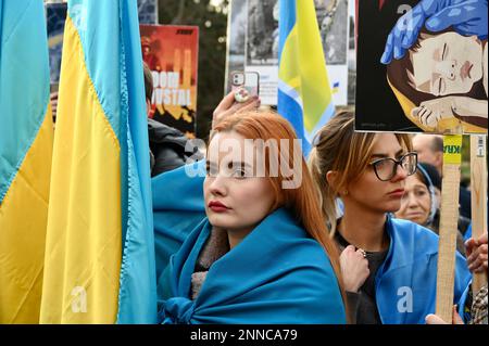 Erster Jahrestag der russischen Invasion in die Ukraine. Heart Broken but Unbroken Ecumenical Memorial Service, St Volodymyr Statue, Holland Park, London, Großbritannien Stockfoto