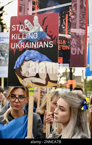 Erster Jahrestag der russischen Invasion in die Ukraine. Heart Broken but Unbroken Ecumenical Memorial Service, St Volodymyr Statue, Holland Park, London, Großbritannien Stockfoto