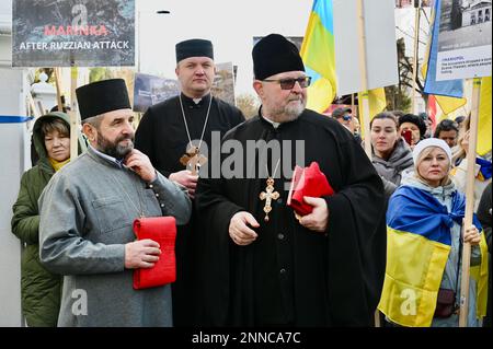 Erster Jahrestag der russischen Invasion der Ukraine. „Heart Broken but Unbroken“ Ökumenischer Gedenkgottesdienst, St Volodymyr Statue, Holland Park, London, Großbritannien Stockfoto