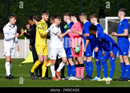 Swansea, Wales. 25. Februar 2023 Die Spieler beider Teams begrüßen sich gegenseitig vor dem Spiel der Professional Development League zwischen Swansea City under 18 und Cardiff City under 18 an der Swansea City Academy in Swansea, Wales, Großbritannien, am 25. Februar 2023. Kredit: Duncan Thomas/Majestic Media/Alamy Live News. Stockfoto