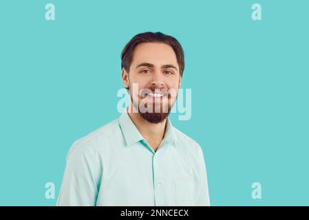 Portrait eines glücklichen Millennials-Hipster-Mannes mit stilvollem Schnurrbart und einem schönen Lächeln. Stockfoto
