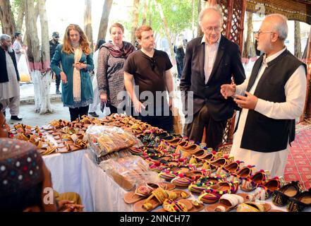 Die Besucher interessieren sich besonders für das Literaturfestival 8. im Sindh Museum in Hyderabad am Samstag, den 25. Februar 2023. Stockfoto