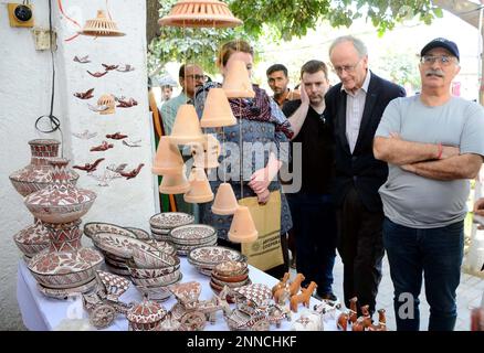 Die Besucher interessieren sich besonders für das Literaturfestival 8. im Sindh Museum in Hyderabad am Samstag, den 25. Februar 2023. Stockfoto