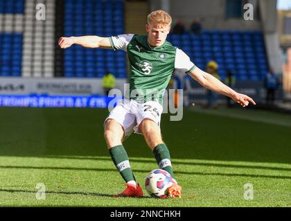 Peterborough, Großbritannien. 25. Februar 2023. Plymouth Argyle Verteidiger Saxon Earley (24) überkreuzt den Ball während des Sky Bet League 1-Spiels Peterborough vs Plymouth Argyle im Weston Homes Stadium, Peterborough, Großbritannien, 25. Februar 2023 (Foto von Stanley Kasala/News Images) in Peterborough, Großbritannien, am 2./25. Februar 2023. (Foto: Stanley Kasala/News Images/Sipa USA) Guthaben: SIPA USA/Alamy Live News Stockfoto