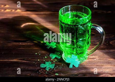 Das St. Partick's Day Konzept. Alkoholisches grünes Bier in Gläsern und Kleeblättern. Stockfoto