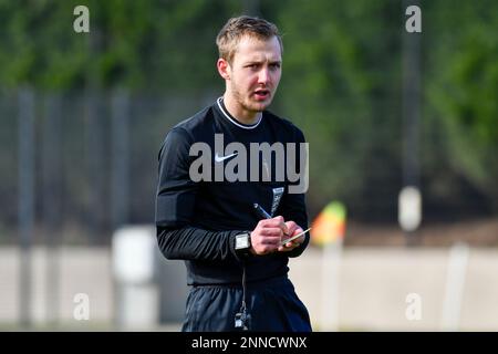 Swansea, Wales. 25. Februar 2023 Spielen Sie Schiedsrichter Jake Woolley während des Spiels der Professional Development League zwischen Swansea City under 18 und Cardiff City under 18 an der Swansea City Academy in Swansea, Wales, Großbritannien, am 25. Februar 2023. Kredit: Duncan Thomas/Majestic Media/Alamy Live News. Stockfoto