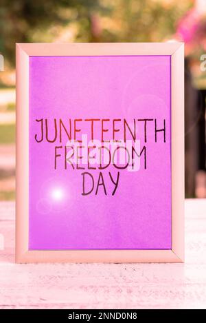 Schild mit der Aufschrift „Juneteenth Freedom Day“. Wort für gesetzlichen Feiertag in den Vereinigten Staaten zum Gedenken an das Ende der Sklaverei Stockfoto