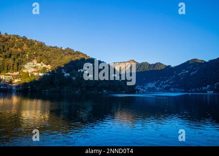 Nainitalsee in den Herbstmonaten Stockfoto