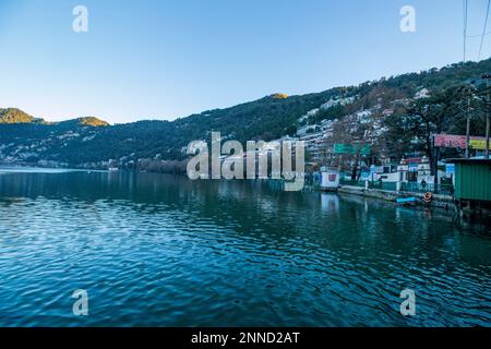 Nainitalsee in den Herbstmonaten Stockfoto