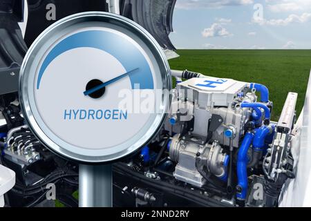 Wasserstoffanzeige auf einem Hintergrund des Brennstoffzellen-Wasserstoff-Lkw-Motors. Stockfoto