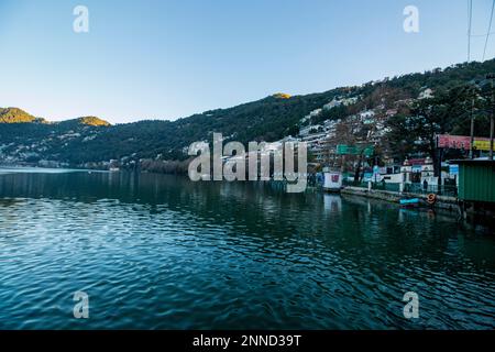 Nainitalsee in den Herbstmonaten Stockfoto