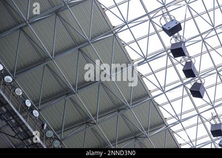 Lichter und Lautsprecher des Sportstadions, des Dachs des Fußballstadions. Stockfoto