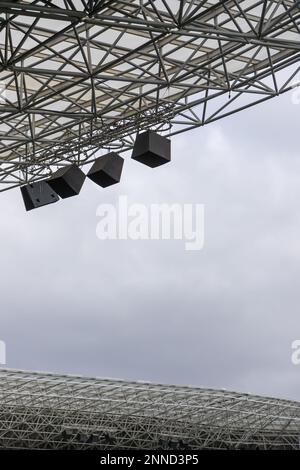 Lichter und Lautsprecher des Sportstadions, des Dachs des Fußballstadions. Stockfoto