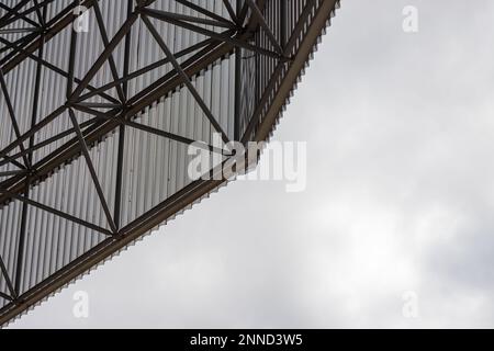 Lichter und Lautsprecher des Sportstadions, des Dachs des Fußballstadions. Stockfoto