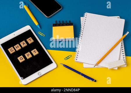 Arbeits- und Studienhintergrund mit Hilfe eines ChatGPT-bot. Wörter in Holzbuchstaben. Tischansicht mit freiem Notizbuchbereich. Chat-GPT zum Arbeiten und Erstellen. Ukraine, Kiew - 21. Februar 2023 Stockfoto