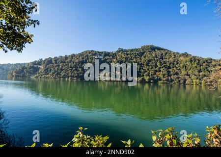 Nainitalsee in den Herbstmonaten Stockfoto