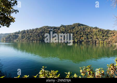 Nainitalsee in den Herbstmonaten Stockfoto