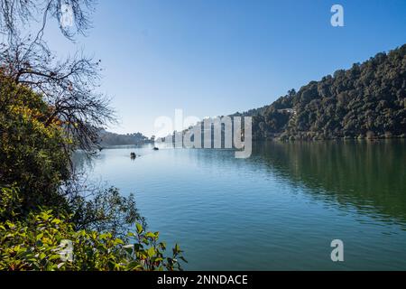 Nainitalsee in den Herbstmonaten Stockfoto