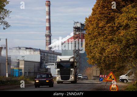 Straßenbauwarnung vor dem Straßenrand. Nahaufnahme. Stockfoto